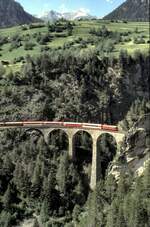 albulabahn-unesco-weltkulturerbe/758745/rhb-ge-66-ii-mit-bernina RhB Ge 6/6 II mit Bernina Express auf dem Landwasserviadukt bei Filisur am 25.06.1993.