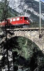 albulabahn-unesco-weltkulturerbe/772414/rhb-ge-66-ii-nr702-am RhB Ge 6/6 II Nr.702 am Albula Viadukt IV im Oktober 1991.