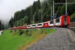 albulabahn-unesco-weltkulturerbe/782840/rhb-ge-44-iii-nr647-mit RhB Ge 4/4 III Nr.647 mit Werbung Swisscanto Bank mit langem Personenzug in Bergün am 29.08.2009.