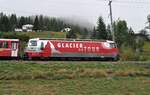 albulabahn-unesco-weltkulturerbe/784878/rhb-ge-44-iii-nr651-mit RhB Ge 4/4 III Nr.651 mit Werbung Glacier Express bei Bergün am 29.08.2009.