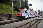 albulabahn-unesco-weltkulturerbe/792989/rhb-ge-4-iii-nr650-mit RhB Ge 4/ III Nr.650 mit Erbung für UNECO in Bergün am 29.08.2009.