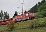 albulabahn-unesco-weltkulturerbe/793184/rhb-ge-44-iii-nr651-mit RhB Ge 4/4 III Nr.651 mit Werbung für Glacier Express in Bergün am 29.08.2009.