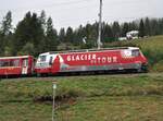 albulabahn-unesco-weltkulturerbe/800728/rhb-ge-44-iii-nr651-mit RhB Ge 4/4 III Nr.651 mit Werbung für Glacier-Express in Bergün am 29.08.2009.