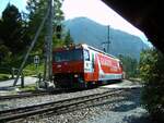 albulabahn-unesco-weltkulturerbe/811990/rhb-ge-44-iii-nr651-mit RhB Ge 4/4 III Nr.651 mit Werbung 'Glacier Express' in Bergün am 04.09.2005.