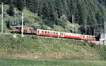 albulabahn-unesco-weltkulturerbe/828176/rhb-ge-66-i-nr414-mit RhB Ge 6/6 I Nr.414 mit Pullman Salonwagen in Bergün im August 1990.