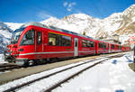 berninabahn-unesco-weltkulturerbe/551600/der-rhb-regio-zug-nach-tirano-hat 
Der RhB Regio-Zug nach Tirano hat am 20.02.2017 den Bahnhof Alp Grüm (2.091 m ü. M.) erreicht, der Zug besteht aus dem 3-teiligen ALLEGRA-Zweispannungstriebzug (RhB ABe 8/12) 3515 'Alois Carigiet' mit 4 angehangenen Personenwagen.  

Auf der Berninabahn sind die Triebzüge das Haupttraktionsmittel und ziehen Regionalzüge, den Bernina-Express sowie Güterzüge.  

Dieser Zweispannungstriebzug ist nicht nur hochmodern, sondern verbirgt in seinem Innern wesentliche Innovationen und viel Power. Die mehrsystemfähige Antriebsausrüstung bringt eine Leistung von 2,6 MW, zudem haben die Triebzüge eine hohe Anfahrzugkraft von 260 kN. Hier auf der Berninabahn (St. Moritz–Tirano) mit einer Maximalsteigung 70 ‰ wird mit 1.000 Gleichstrom gefahren, auf der Arosabahn und der Bahnstrecke Landquart–Davos Platz im 11 kV 16.7 Hz Wechselstrombetrieb.