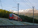 berninabahn-unesco-weltkulturerbe/576681/noch-ist-die-sonne-nicht-ins 
Noch ist die Sonne nicht ins Tal vorgedrungen, so ist es noch sehr kalt hier....
Der RhB Regio-Zug von Chur via St. Moritz nach Tirano erreicht am morgen des 13.09.2017 bald den Bahnhof Pontresina, der Zug besteht aus dem 3-teiligen ALLEGRA-Zweispannungstriebzug (RhB ABe 8/12) 3508 'Richard Coray' mit 2 angehangenen Personenwagen. 