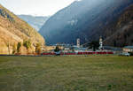 berninabahn-unesco-weltkulturerbe/603379/der-bernina-express-d-950-von-tirano 
Der Bernina-Express (D 950) von Tirano nach Chur muss am 18.02.2017 im Bahnhof Brusio warten bis unser Regionalzug nach Tirano ihn dort gekreuzt hat. Geführt wird der Bernina-Expres von einem RhB ABe 8/12 - ALLEGRA-Zweispannungstriebzug. Gut zu sehen im Hintergrund ist auch das berühmte Kreisviadukt von Brusio. 