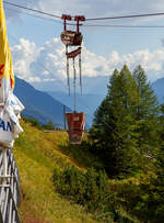 berninabahn-unesco-weltkulturerbe/747132/unterhalb-alp-gruem-werden-die-alp Unterhalb Alp Grüm werden die Alp Grüm der Berninabahn erneuert, daher gibt es eine Materialseilbahn von Alp Grüm hinab zu den Galerien, hier am 06.09.2021. So wird oben in Alp Grüm der Beton gemischt und dann mit der Seilbahn hinab gefahren. 

Die hier verwendete Bahn ist vom italienischen Seilbringungs-Spezialisten Seik (Truden). Der verwendete Wagen ist ein Seilkran vom Typ SFM 30/60.  In dem Seilkran befindet sich ein Verbrennungsmotor der das Hubwerk antreibt (dieser läuft nur bei der Hubbewegen) um wie hier den Betonkübel anzuheben und später wieder abzusenken. Die Hubkraft beträgt im Einzelzug 3t oder wie hier im Doppelzug mit dem Waagbalken 6t. Das Gesamtgewicht beträgt ca. 1t. Die Winde für das Zugseil kann nach Belieben (Bergseite – Talseite) platziert werden.