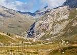 Blick am 06.09.2021 auf die Talstation der Luftseilbahn Lagalb.

Neben der Diavolezza-Bahn gibt es auch auf der anderen Seite des Val Bernina die Lagalb-Bahn, die auf den Oberengadiner Berg Piz Lagalb führt. Sein Gipfel ist auf 2.959 m ü. M. und bei gutem Wetter reicht die Fernsicht bis zu den Dolomiten. Umgeben wird der Piz Lagalb von den Tälern Val Minor und Val Bernina.

Der Berg ist seit 1963 durch eine Kabinenseilbahn vom Val Bernina her für den Wintersport erschlossen. In unmittelbarer Nähe zur Talstation der Seilbahn auf 2.107 m steht die Haltestelle Bernina-Lagalb der Berninabahn an der Strecke von St. Moritz nach Tirano. Bei der Bergstation (2.893 m) gibt es ein Restaurant mit Aussichtsterrasse. Bahn und Restaurant sind außerhalb der Skisaison geschlossen.

Die unrentable Lagalb-Bahn hätte ursprünglich eingestellt werden sollen.. Mittlerweile wurde die Lagalb-Bahn zusammen mit der Diavolezza-Bahn von der Piz Nair AG gekauft. Diese wurde im Juni 2017 in Diavolezza Lagalb AG umbenannt. Damit wird der Weiterbetrieb am Piz Lagalb sichergestellt.

Die Lagalbbahn wurde 1963 als 60er Kabinen-Seilbahn von von Roll gebaut und 1994 durch die von Garaventa gebaute Luftseilbahn Lagalb eine 80er Kabinen-Seilbahn erstetzt.

TECHNISCHE DATEN:
Länge: 2.343 m
Höhenunterschied: 785 m
Geschwindigkeit: 10 m/sec.
Fahrzeit: ca. 4:20 Minuten
Förderleistung: 720 Pers./h