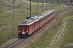 berninabahn-unesco-weltkulturerbe/778870/abe-44-nr47-und-48-nit ABe 4/4 Nr.47 und 48 nit Bernina-Express bei Lagalp auf dem Bernina-Plateau am 27.08.2009.