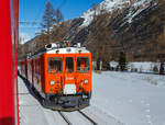 Wir fahren am 20 Februar 2017 mit einem RhB Berniabahn Regio von Tirano nach St. Moritz, auf der Talfahrt von Ospizio Bernina begegnet uns an der Ausweichstelle Alp Nuova kurz hinter Morteratsch ein Dienstzug der Rhtischen Bahn (RhB), der uns hier abwarten muss.

Der Dienstzug bestand aus vorne dem „orangen“ RhB Bernina-Bahndiensttriebwagen Xe 4/4 272 01 (ex Xe 4/4 23202, ex ABe 4/4 II 49) und dem „roten“ RhB Bernina -Triebwagen ABe 4/4 II 47, sowie noch einen Flachwagen. 

Als ABe 4/4 II werden bei der Rhtischen Bahn (RhB) die auf der Berninabahn eingesetzten Elektrotriebwagen mit den Betriebsnummern 41 bis 49 (motrice quaranta) bezeichnet.

Die RhB Elektrotriebwagen ABe 4/4 II wurden in zwei Serien gebaut und geliefert, die Nummern 41 bis 46 in den Jahren 1964/1965 und die drei restlichen (47 – 49) im Jahr 1972. Fr den mechanischen Teil zeichnete die SWS (Schweizerische Wagons- und Aufzgefabrik AG) verantwortlich. Die elektrische Ausrstung von SAAS und BBC entspricht der bei Gleichstrombahnen jahrzehntelang blichen Technik, Schtzensteuerung und Reihenschlussmotoren. Diese Triebwagen waren die ersten neuen Triebfahrzeuge, die die RhB seit der Fusion 1943 mit der Berninabahn fr diese mit Gleichstrom elektrifizierte Strecke beschafft hatte.

Die Triebwagen sind 65 km/h schnell, 41 bis 43 Tonnen schwer und leisten 680 kW. Die Anhngelast betrgt 70 t, womit zwei Triebwagen zusammen die maximale Zughakenlast befrdern knnen. Die Nachserie 47–49 unterscheidet sich lediglich durch die um 35 cm grere Lnge und eine andere Drehgestellbauart. Seit ihrer Indienststellung erfuhren die rot gestrichenen Fahrzeuge keine wesentlichen nderungen. Sie weisen 12 Sitzpltze in der ersten und 24 in der zweiten Klasse auf.

Die Klemmenspannung der Motoren betrgt 500 Volt. Je zwei Fahrmotoren sind normalerweise dauernd in Serie geschaltet, beim Anfahren sind alle vier Motoren in Serie. Die eingebaute Vielfachsteuerung ermglichte Doppeltraktion untereinander, mit den Zweikraftloks Gem 4/4 801–802 und auch mit den jngeren Umrichter-Triebwagen ABe 4/4 III 51–56. Auerdem knnen die Triebwagen beim gemeinsamen Einsatz mit einer elektrischen Schneeschleuder Xrotet 9218–19 vom Fhrerstand der Schleuder aus fernbedient werden.

Nach Ende der Sommersaison 2010 und der Ablieferung von acht Allegra-Triebzgen stellte die RhB die ABe 4/4 II ab. 41, 42 und 45 wurden Anfang November 2010 zum Abbruch berfhrt, 43 und 44 folgten Mitte Dezember. Zwei Fahrzeuge der zweiten Serie werden hingegen als Diensttriebwagen (anstelle der Xe 4/4 9922–24) weiter verwendet.

TECHNISCHE DATEN:
Gebaute Anzahl: 9 (Nummerierung 41 – 49)
Achsformel: Bo′Bo′
Spurweite: 1.000 mm
Lnge ber Puffer: 16.540 mm (41 – 46) / 16.886 mm (47 – 49)
Breite: 2.650 mm
Dienstgewicht: 41 t (41 – 46) / 43 t (47 – 49)
Hchstgeschwindigkeit: 65 km/h
Dauerleistung: 680 kW
Stromsystem: 1 kV DC (Gleichstrom)
Strombertragung: 2 Einholmstromabnehmer
Sitzpltze: 1. Klasse: 12 / 2. Klasse: 24