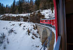 Geführt RhB ABe 4/4 III Bernina-Triebwagen 54  Hakone / 箱根町  und 53  Tirano  fährt unser RhB Bernina-Regio von Tirano nach St. Moritz am 20 Februar 2017 von Cavaglia 1.692 m ü. M. weiter hinauf nach Alp Grüm. Hier fahren wir gerade auf dem 50m langen Viadukt Val da Pila auf ca. 1.777 m ü. M. bei km 31,750.