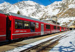 Detailbild von dem RhB ALLEGRA-Zweispannungstriebzug RhB ABe 8/12 3515  Alois Carigiet   mit 4 angehangenen Personenwagen, als RhB Regio nach Tirano hat am 20 Februar 2017 im Bahnhof Alp Grm (2.091 m