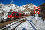 Der RhB ALLEGRA-Zweispannungstriebzug RhB ABe 8/12 3515  Alois Carigiet   mit 4 angehangenen Personenwagen, als RhB Regio nach Tirano hat am 20 Februar 2017 im Bahnhof Alp Grm (2.091 m .