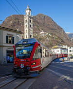Da auf der Via Elvezia kommt am 19 Februar 2017 die Straenbahn von Tirano bzw. die Berninabahn, der ALLEGRA ist schon zwischen den Husern hervorgekommen.

Gefhrt von dem RhB ALLEGRA-Zweispannungstriebzug (RhB ABe 8/12) 3506  Anna von Plantai  mit 3 angehangenen Personenwagen erreicht der RhB Regio von St. Moritz nach Tirano bald seinen Zielbahnhof bzw. Endstation der Berninabahn.

Links die Basilika Madonna di Tirano und oben die Chiesa di Santa Perpetua. 