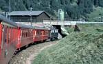 engadinerlinie-inntal-910-960/828180/rhb-ge-44-i-nr604-faehrt RhB Ge 4/4 I Nr.604 fährt aus Zernez aus im August 1990.