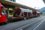 gueterwagen-der-rhb/830529/vierachsiger-drehgestell-schotterwagen-schwerkraftentladewagen-rhb-fac-8712 Vierachsiger Drehgestell-Schotterwagen (Schwerkraftentladewagen) RhB Fac  8712 (der Serie 8701 – 8712), eingereiht in einen RhB PmG (Personenzug mit Güterbeförderung) nach Arosa, geführt von dem ALLEGRA-Zweispannungstriebzug RhB ABe 8/12 -3507 „Benedetg Fontana“ am 07 September 2021 am Bahnhofvorplatz in Chur.

Diese Wagen wurden 1968 und 1971 von der Firma Josef Meyer in Rheinfelden gebaut. Mit den Schwerkraftentladewagen transportiert die RhB problemlos Ihre Schüttgüter wie Kies, Sand etc. auf der Schiene durch Graubünden. Ein rascher Verlad und Entlad spart Zeit und Geld und mit 33 – 34 Tonnen Ladung ist es eine gewichtige Alternative zum Straßentransport. Die Wagen haben je zwei Entladungsöffnungen längsseits, die Auslaufmenge ist dosierbar.

TECHNISCHE DATEN:
Spurweite: 1.000 mm
Länge über Puffer: 12.500 mm
Breite über Alles: 2.550 mm
Höhe über SOK: 3.360 mm
Drehzapfenabstand: 7.000 mm 
Achsabstand im Drehgestell: 1.400 mm
Laufraddurchmesser: 750 mm (neu)
Breite der Entladeöffnungen: 2 x 1.232 mm
Eigengewicht: 14.100 kg
Ladegewicht: max. 34 t
Ladevolumen: 22 m³
Breite der Entladeöffnungen: 2 x  1.232 mm