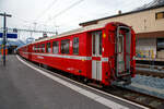 Der fr die Berninabahn verkrzte Einheitswagen I - 2.Klasse Reisezugwagen RhB B 2312 am 21.03.2023 im Zugverband im Bahnhof  Pontresina.