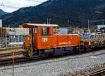 tm-22-1000-mm-2/722817/die-rhb-tm-22-119-eine Die RhB Tm 2/2 119 (eine Schöma CFL 250 DA) steht am 01.11.2019 im Bahnhof Thusis (aufgenommen aus einem Zug heraus).

Die Lok wurde 2004 von Schöma (Christoph Schöttler Maschinenfabrik GmbH) in Diepholz unter der Fabriknummer 5997 gebaut und an die RhB geliefert.

Als Tm 2/2 werden Verbrennungsmotor betriebene Traktoren (Kleinlokomotiven) bezeichnet, die Achsverhältnis 2/2 haben. Im Jahr 2001 /2002 beschaffte die RhB bei Schöma die Traktoren (Dieselloks) Tm 2/2 111 bis 114. Hierbei handelt es sich um einen Nachbau der Serie Tmf 2/2 85-90, wobei man allerdings auf die (nur selten verwendete) Funkfernsteuerung verzichtete. Diese Traktoren besorgen den Rangierdienst auf größeren Stationen. In den Jahren 2004 bis 2006 kamen weitere sechs Traktoren Tm 2/2 115–120 dazu.

TECHNISCHE DATEN (2. Serie):
Hersteller: Schöma (Christoph Schöttler Maschinenfabrik GmbH)
Baujahre: 2006 (2. Serie)
Gebaute Stückzahl: 6
Spurweite: 1.000 mm
Achsfolge: B
Länge über Puffer: 7.800 mm 
Breite: 2.700 mm
Treibraddurchmesser: 750 mm
Leergewicht: 25 t
Höchstgeschwindigkeit: 60 km/h (60 km/h Schleppfahrt)
Motorbauart: 6-Zylinder-Dieselmotor, Typ Cummins KT-1150-L
Motorleistung:  336 kW 
Anfahrzugkraft: 78 kN 
Stundenzugkraft: 30 kN bei 25 km/h
Leistungsübertragung: hydraulisch

