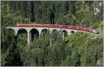 albulabahn-unesco-weltkulturerbe/520477/die-rhb-ge-44-iii-649 Die RhB Ge 4/4 III 649 '20 minuten' mit ihrem RE 1125 auf dem Schmittentobel-Viadukt kurz vor Filisur.
12. Sept. 2016