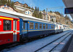 Der RhB „Gourmino“ Speisewagen WR 3810, ex RhB Dr4ü 3810, ex Mitropa Dr4ü 10, am 20 Februar 2017 eingereiht in einem Personenzug im RhB Bahnhof St. Moritz.

In den Jahren 1929 und 1930 beschaffte die Mitropa drei als Dr4ü 10-12 bezeichnete Speisewagen für den Einsatz in den Luxuszügen der Rhätischen Bahn. Diese Fahrzeuge liefen nicht nur im Glacier Express, sondern auch im Engadin Express und auf Verbindungen nach Davos. Lieferant war die Schweizerische Waggons- und Aufzügefabrik Schlieren (SWS). 1949 ersteigerte die RhB die Speisewagen von der Mitropa.
Die Bezeichnung Dr4ü 10-12 wurde 1956 in Dr4ü 3810-3812 und später in WR 3810-3812 geändert.

WR 3812 wurde 1974 versuchsweise modernisiert und mit Mikrowellenherden ausgerüstet. WR 3810-3811 hingegen wurden 1982 bzw. 1983 als nostalgische Speisewagen hergerichtet und mit einer neuen Kücheneinrichtung versehen, die eine Zubereitung frischer Speisen gestattet. 

1996 wurde WR 3812 generalüberholt, wobei die RhB auch die Inneneinrichtung weitgehend in den Originalzustand zurückversetzte. Bei dieser Gelegenheit tauschte der Wagen sein rotes gegen ein königsblaues Farbkleid mit großem  Gourmino -Schriftzug ein. Diesen auffälligen Farbton erhielten später ebenfalls WR 3810-3811. Alle drei Wagen wurden inzwischen erneut umlackiert und präsentieren sich heute im noblen Blauton des Alpine Classic Pullman Express (ACPE). Der Gourmino fährt meist auf der spektakulären Albulalinie zwischen Chur und St. Moritz. 

TECHNISCHE DATEN:
Baujahr und Hersteller: 1929 / SWS
Spurweite: 1.000 mm
Anzahl der Achsen: 4
Länge über Puffer: 16.440 mm
Sitzplätze: 34 (keine Stehplätze)
Eigengewicht: 25,0 t
zulässige Geschwindigkeit: 90 km/h
Lauffähig: StN (Stammnetz) / MGB (Matterhorn Gotthard Bahn)  