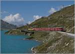 berninabahn-unesco-weltkulturerbe/561521/ein-bernina-bahn-regionalzug-hat-ospizio-bernina Ein Bernina-Bahn Regionalzug hat Ospizio Bernina verlassen und fährt nun dem Lago Bianco entlang Richtung Alp Grüm. 
13. Sept. 2016