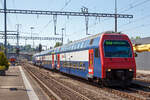s-bahn-zuerich/738729/geschoben-von-der-sbb-re-450 Geschoben von der SBB Re 450 000-5 'Seebach', ex Re 4/4 450 000, erreicht ein Doppelstock-Pendelzug (der erste Generation) der Zürcher S-Bahn als S7 nach Winterthur in den Bahnhof Zürich-Tiefenbrunnen. 