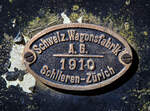 Fabrikschild „Schweiz. Wagonsfabrik A.G. Schlieren-Zürich – 1910“ von dem Güterwagen TL K⁴ 510 , hier am 09 September 2023 in der Halle der (BC) in Chaulin.