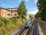 
Nun kenne ich mich etwas besser in Lausanne aus und wir müssen nicht mehr den Berg hinauf laufen;-).....
Der Triebwagen 250 der Métro Lausanne bzw. U-Bahn Lausanne (Linie m2) fährt am 21.05.2018 nach Lausanne-Ouchy hinab, hier kurz vor der Station Délices (408 m). Allein der Höhenunterschied zwischen den Endstationen Ouchy (unten am See gelegen) und dem SBB Bahnhof Lausanne beträgt 79 m.

Die U-Bahn Lausanne (m2) ist eine 5,9 km lange U-Bahn-Linie in Lausanne, welche von Ouchy (373 m) am Ufer des Genfersees über den Bahnhof Lausanne und das Stadtzentrum nach Epalinges-Croisettes (711 m) führt. Sie weist den größten Höhenunterschied aller U-Bahnen der Welt auf, obwohl einige Streckenabschnitte (wie hier) offen verlaufen. Die 2008 eröffnete Linie entstand aus dem Umbau der Zahnradbahn Lausanne–Ouchy. Zusammen mit der Stadtbahn Lausanne (Linie m1) werden die beiden Linien als Métro Lausanne bezeichnet. Sie ist die erste und einzige U-Bahn in der Schweiz. Betreiber beider Linien ist die Transports publics de la région lausannoise, abgekürzt TL (zu Deutsch: Öffentlicher Verkehr der Region Lausanne).

Die U-Bahn-Strecke ist 5,9 Kilometer lang und umfaßt 14 Stationen, wovon vier bereits bestanden. Es gibt vier Tunnelabschnitte, die eine Gesamtlänge von 5,3 Kilometern aufweisen. 600 m der Strecke verlaufen außerhalb von Tunneln. Der Höhenunterschied zwischen den Endstationen Ouchy (unten am See gelegen) und dem am Hügel gebauten Vorort Croisettes beträgt 336 Meter, wobei die durchschnittliche Steigung 5,7 %, die Maximalsteigung 12 % beträgt. Die Linie m2 weist damit den größten Höhenunterschied aller U-Bahnen der Welt auf, sie ist auch die steilste Adhäsions-U-Bahn sowie die weltweit dritt steilste U-Bahn – nach der Karmelit in Haifa (eine pneubereifte Standseilbahn mit 30 % Steigung) und der Métro C in Lyon (eine Zahnradbahn mit bis zu 17 % Steigung).

Strecke:
Die bereits bestehende Strecke der Zahnradbahn beginnt in Ouchy am Ufer des Genfersees, wobei das unterste Teilstück, das zuvor in einem Einschnitt verlief, in den Untergrund verlegt wurde. Die bestehende Station Montriond ersetzte man durch die Stationen Délices und Grancy. Oberhalb von Grancy beginnt der zweite Tunnel, der den Hauptbahnhof unterquert und zur bisherigen Endstation Flon führt. Dort besteht eine Umsteigemöglichkeit zur Stadtbahn m1 nach Renens und zur Chemin de fer Lausanne-Echallens-Bercher (LEB).

Oberhalb der Station Flon beginnt der Neubauabschnitt. Hinter der Station Riponne endet der zweite Tunnel, da die Strecke auf einer Brücke ein tief eingeschnittenes Tal im Stadtzentrum überquert. Der dritte Tunnel endet kurz vor La Sallaz. Nördlich dieser Station folgt der vierte Tunnel bis zur Endstation. Da die Station Vennes direkt an der Autobahn A9 liegt, entstand dort ein großer Park-and-ride-Platz. Vennes ist auch Standort des Depots und der Betriebswerkstatt. Die Strecke endet in Croisettes am Ortsrand von Epalinges.

Leider sind wir nicht die ganz Strecke gefahren, aber so haben wir einen Grund für einen weiteren Besuch von Lausanne.

Betrieb:
Beim Betrieb der U-Bahn wird auf französische Technik von Alstom gesetzt. Die 15 zweiteiligen Einheiten sind jeweils 30,68 m lang, 2,45 m breit und 3,47 m hoch, sie können maximal 351 Fahrgäste aufnehmen. Die erste Einheit wurde am 2. September 2006 nach Lausanne geliefert, die übrigen folgten im Abstand von zwei Monaten.

Die Linie m2 wird führerlos und vollautomatisch befahren, die Bahnsteige besitzen Türen, die gleichzeitig mit den auf gleicher Höhe befindlichen Fahrzeugtüren geöffnet und geschlossen werden. Das Prinzip von Fahrbahn und Führung wurde von der Pariser Métro übernommen. Auch die von Alstom gefertigten Fahrzeuge entsprechen weitestgehend der Pariser Pneumetro Typ MP89 CA. Allerdings bestehen Lausanner Einheiten lediglich aus zwei Wagenkästen, sie werden als Be 8/8 TL (Triebwagen TL 241 bis 258) geführt. Wie auf einigen Linien der Pariser Metro, sind die Drehgestelle mit gummibereiften Rädern ausgestattet. Damit ersparte man sich die Montage einer Zahnstange im Gleis. Die Bergfahrt für die gesamte Strecke dauert 21 und die Talfahrt 18 Minuten. Die Zufuhr der Elektrizität erfolgt über die als Stromschienen mitbenutzten seitlichen Führungsschienen.

Spezifikationen der Alstom Be 8/8 TL (Triebwagen TL 241 bis 258)

Die Züge haben vier Drehgestelle mit je zwei Achsen. Jedes Drehgestell hat seinen eigenen Motor mit einer Leistung von 314 kW, was eine Gesamtleistung von 1.256 kW ergibt. Sie werden bei einer Spannung von 750 V Gleichstrom durch eine dritte Schiene mit Strom versorgt und können eine Höchstgeschwindigkeit von 60 km/h  erreichen. Der Drehzapfenabstand zwischen den äußeren und inneren Drehgestellen ist 10 m und der Drehzapfenabstand zwischen den inneren Drehgestellen ist 4,88 m.

Jeder Zug hat 36 Sitze und 20 Klappsitze. Diese Züge fahren automatisch (fahrerlos). Für Manövriervorgänge z.B. im Depot steht manuelles Bedienfeld für zur Verfügung.

TECHNISCHE DATEN der Be 8/8 TL:
Hersteller: Alstom
Baujahr: 2006
Anzahl: 15 (Triebwagen Nr. 241 bis 258)
Fahrzeugtyp: Bi-directional
Spurweite: 1.435 mm (Normalspur) Gummi bereift 
Achsfolge: Bo'Bo' + Bo'Bo'
Länge über Alles: 30.680 mm (2x 15.340 mm)
Breite: 2.450 mm
Höhe: 3.473 mm
Gewicht: 57,3 t
Anzahl der Türen: 6 (je Seite)
Einstiegshöhe: 1.905 mm
Fußbodenhöhe: 1.130 mm
Höchstgeschwindigkeit: 60 km/h
Leistung: 4 x 314 kW = 1.256 kW
Stromsystem: 750 V DC (Gleichstrom über Stromschiene)
Kleister befahrbarer Gleisbogen: 40 m
Maximalsteigung: 12 %

Quellen: Wikipedia (deutsch und französisch), sowie Alstom
