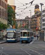 . Abendstimmung in Zürich - An der Haltestelle Escher Wys Platz begegnen sich ein Cobra Tram und ein Tram 2000, beide auf der Linie 4 fahrend. 05.06.2015 (Jeanny)