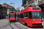 BERNMOBIL.
Die drei in der Stadt Bern verkehrenden Strassenbahntypen:
Das lteste Tram, das Vevey Tram stammt aus dem Jahre 1989.
Die beiden Ansichten des Vevey-Trams anlsslich einer Zugskreuzung mit den Be 4/6 735/740 verewigt am 15. Juni 2018 bei der Haltestelle Zytglogge.
Foto: Walter Ruetsch