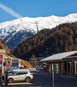 Blick vom Vorplatz des RhB Bahnhof St. Moritz am 20 Februar 2017 auf die Standseilbahn Muottas-Muragl-Bahn (MMB). Die Standseilbahn fhrt von Punt Muragl (1.739 m . M.) zwischen Samedan und Pontresina, auf den Muottas Muragl (2.448 m . M.). Die Bahn hat eine Streckenlnge von 2.199 m und berwindet eine Hhendifferenz  von 709 m. Sie ist die lteste Bergbahn im Engadin und feierte 2007 ihr 100-jhriges Bestehen.

Unten rechts der Gterschuppen.

