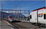 In Giubiasco begegnet ein FS Trenitalia ETR 610 nach Zürich einem TILO RABe 524 nach Locarno.