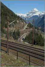 Blick von der obersten Ebene der Gotthardnordrampe bei Wassen au dei mittlere Meienreussbrücke mit einem ICN, der in wenigen Minuten am Fotografenstanort vorbeifahren wird.
14. März 2014
