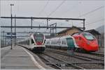die-gotthardbahn-luzern---bellinzona---chiasso-luino-locarno/630966/gotthard-reisezuege-aus-dem-hause-stadler-in Gotthard-Reisezüge aus dem Hause Stadler in Riviera Bironico: Während der SBB RABe 501 004 (UIC 93 85 0501 004-2 CH-SBB) 'Giruno' zu Testfahren hier verweilt, sind zwei Tilo RABe 524 als RE 25082 von Milano nach Erstfeld unterwegs.
 1. Oktober 2018