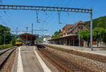 im Lavaux/718974/der-bahnhof-puidoux-chexbres-schienenhoehe-61756-muem Der Bahnhof Puidoux-Chexbres (Schienenhöhe 617.56 m.ü.M) am 28.05.2012. 
Rechts die Hauptstrecke Bern–Lausanne.
Links wo gerade der 'Train des Vignes' (S31) von Vevey eingefahren ist, verläuft die durch die Weinberg-Terrassen  des Lavaux führende 7,83 km lange Strecke nach Vevey. Die Strecke hat eine maximale Steigung von 44 ‰. So ist auch ein Verkehr Bern–Brig ohne Spitzkehre in Lausanne möglich. Im Normalbetrieb wird dies auf Grund der starken Steigung der Strecke nicht genutzt, wohl aber bei Sperrung der Lötschbergachse. Schwerere Züge Richtung Bern benötigen dann allerdings in der Regel Vorspann.
