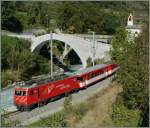 Die MGB HGe 4/4 105 zieht bei  Neubrck  einen Zug Richtung Zermatt.