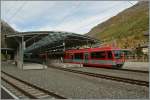 Ein  Zermatt-Shuttle  verlässt dem modernisierten Bahnhof von Täsch.