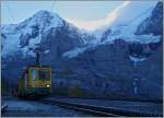 Kurz nach 10 Uhr versperren die mchtigen Berge der Jungfrauregion der Sonne noch den Weg zur Station Wengeneralp.