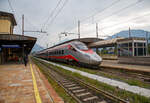 Der  Frecciargento“  ETR 610.011 (von italienisch ElettroTreno Rapido 610) der 1. Serie  (93 85 5 610 111-3 CH-TI / 93 85 5 610 011-4 CH-TI) der Trenitalia (100-prozentige Tochtergesellschaft der Ferrovie dello Stato) erreicht am 08.09.2021, als EC 50 Milano Centrale – Basel SBB, den Bahnhof Domodossola.

Liebe Gre an den freundlichen Lokfhrer zurck, die freundlichen Gre von dem Lokfhrer habe ich leider erst zu Hause gesehen.

Eigentlich sind alle Trenitalia ETR 610 in der Schweiz registriert. Dieser ETR 610 hat die Zulassungen fr die Schweiz, Italien und Deutschland.

Noch einmal auf Italienisch, vielleicht kommt so mein Gru zurck an:
 Frecciargento  ETR 610.011 (ElettroTreno Rapido 610) della 1a serie (93 85 5 610 111-3 CH-TI) raggiunge la stazione di Domodossola i´ 08.09.2021 come EC 50 Milano Centrale - Basel SBB.

Saluti al macchinista amichevole, purtroppo ho visto i saluti amichevoli del macchinista solo quando ero a casa.