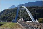 etr-610-rabe-503-2/581718/fast-23-meter-ueber-die-gleise Fast 23 Meter über die Gleise wölbt sich die beiden Bögen der SBB Brücke 'Massogex', die zwischen Bex und St-Maurice über die Rhone führt. Die Brücke weist eine Spannweite von  125.8 Meter auf und gilt als längste Stählerne Eisenbahnbrücke der Schweiz. Sie ersetzt seit 2016 die beiden aus den Jahren 1903 und 1924 stammenden eingeleisigen Stahlbrücken. (Tech. Ang. Quelle: TEC21 Nr 41).
Das Bild zeigt einen SBB ETR 610 der Als EC 32 von Milano nach Genève unterwegs ist.
11. Okt. 2017