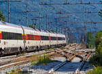 etr-610-rabe-503-2/667686/hier-geht-es-mir-weniger-um 
Hier geht es mir weniger um den SBB ETR 610.007 (93 85 5 610 007-2 CH-SBB) der am 04.08.2019 gerade Domodossola in Richtung Milano (Mailand) verlässt, sondern um die Strecken. Geradeaus die zweigleisige Bahnstrecke Domodossola–Mailand (RFI 23), und nach rechts der Abzweig auf die eingleisige Bahnstrecke Domodossola-Novara  (RFI 14). Beide Strecken sind mit 3.000 Volt Gleichstrom elektrifiziert, während (weiter links nicht im Bild) die einspurige Güterzugumfahrung Domodossola zum Rangierbahnhof Beura-Cardezza (ex Bahnhof Domodossola II) mit 15 kV 16,7 Hz Wechselstrom elektrifiziert ist. 

Auch der Bahnhof Domodossola ist von den Stromsystemen zweigeteilt, 3.000 Volt Gleichstrom und 15 kV 16,7 Hz Wechselstrom. Daher werden hier auch Züge von einer FS D.245 Diesellok in und aus dem Abstellbereich rangiert. 

Für RoLa-Züge der RAlpin AG von und nach Novara findet im Bahnhof Domodossola ein Lokwechsel zwischen BLS Re 485 Lok (ohne Italienzulassung) und Mehrsystemloks SBB Cargo (mit Italienzulassung) statt. Die BLS fährt die Züge zwischen Deutschland und Domodossola (mit 15 kV 16,7 Hz Wechselstrom) und die SBB Cargo zwischen Domodossola und Novara (mit 3.000 Volt Gleichstrom). 
