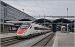 etr-610-rabe-503-2/690632/ein-sbb-rabe-503-wartet-in Ein SBB RABe 503 wartet in Luzern als EC Frankfurt - Milano auf die Weiterfahrt. 

24. Juni 2018