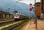 Der  Frecciargento“  ETR 610.011 (von italienisch ElettroTreno Rapido 610) der 1. Serie  (93 85 5 610 111-3 CH-TI / 93 85 5 610 011-4 CH-TI) der Trenitalia (100-prozentige Tochtergesellschaft der Ferrovie dello Stato) erreicht am 08.09.2021, als EC 50 Milano Centrale – Basel SBB, den Bahnhof Domodossola.

Liebe Gre an den freundlichen Lokfhrer zurck, die freundlichen Gre von dem Lokfhrer habe ich leider erst zu Hause gesehen.

Eigentlich sind alle Trenitalia ETR 610 in der Schweiz registriert. Dieser ETR 610 hat die Zulassungen fr die Schweiz, Italien und Deutschland.

Noch einmal auf Italienisch, vielleicht kommt so mein Gru zurck an:
 Frecciargento  ETR 610.011 (ElettroTreno Rapido 610) della 1a serie (93 85 5 610 111-3 CH-TI) raggiunge la stazione di Domodossola i´ 08.09.2021 come EC 50 Milano Centrale - Basel SBB.

Saluti al macchinista amichevole, purtroppo ho visto i saluti amichevoli del macchinista solo quando ero a casa.