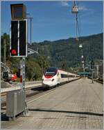 etr-610-rabe-503-2/786474/der-sbb-rabe-503-018-in Der SBB RABe 503 018 in der passenden Lackierung verlässt auf der Fahrt von Zürich nach München den Bahnhof von Bregenz. 

13. Sept. 2022  