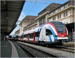 Der Léman Express RABe 522 221 (UIC 94 85 0 522 221-6 CH-SBB) und ein weiterer stehen in Lausanne auf Gleis 2.