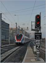 Der SBB CFF LEX RABe 522 224 erreicht von Genève kommend Annemasse, wo ein Ausfahrsignal für die Züge der Gegenrichtung verkündet, dass ab jetzt Schweizer Signale den Zugverkehr