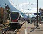 Bevor ich in den FLIRT einsteige muss ich noch ein Bild von ihm machen - Der Stadler FLIRT  RABe 523 024 der SBB (RER Vaudois) als S1 (Villeneuve - Montreux -  Vevey - Lausanne -  Yverdon-les-Bains), steht am 26.02.2012 im Bahnhof Villeneuve zur Abfahrt bereit.