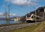Ein Stadler FLIRT  RABe 523 030 der SBB (RER Vaudois) als S3 (Allaman–Lausanne–Vevey –Montreux–Villeneuve), fhrt am 26.02.2012 bei  Clos du Moulin am Genfersee Richtung